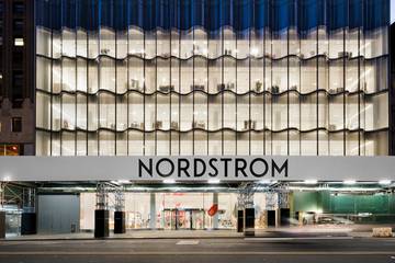 Nordstrom vuelve a beneficios y eleva previsiones para el resto del año