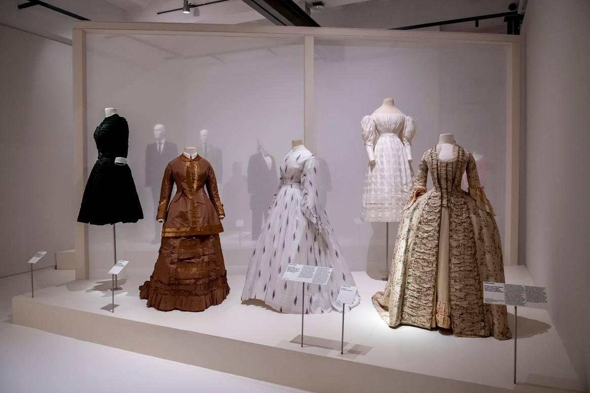 In Beeld: Modemusem Hasselt duikt in eigen collectie voor tentoonstelling ‘Dress.Code’