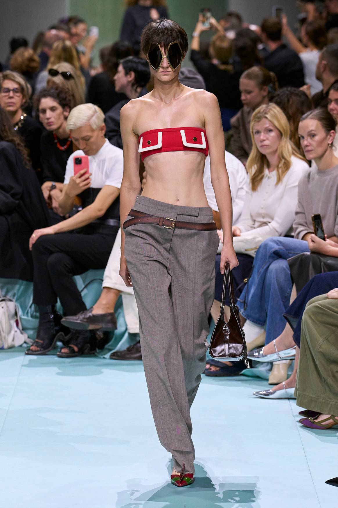 Prada, colección “Infinite Present” de moda-mujer, para la temporada Primavera/Verano 2025.