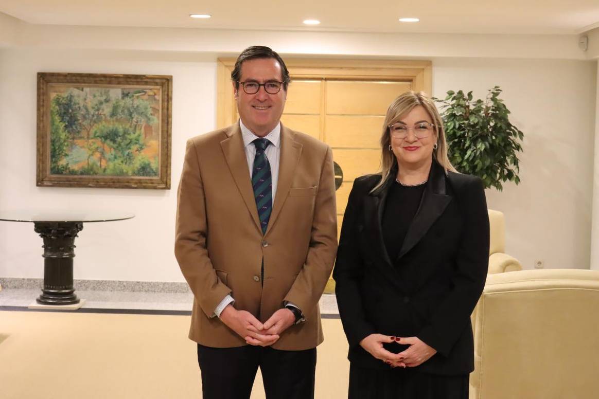 Antonio Garamendi, presidente de la CEOE, junto a Reyes Herce, presidenta de la Junta Directiva de Arte, durante la ceremonia de incorporación de la nueva asociación empresarial a la CEOE en febrero de 2023.