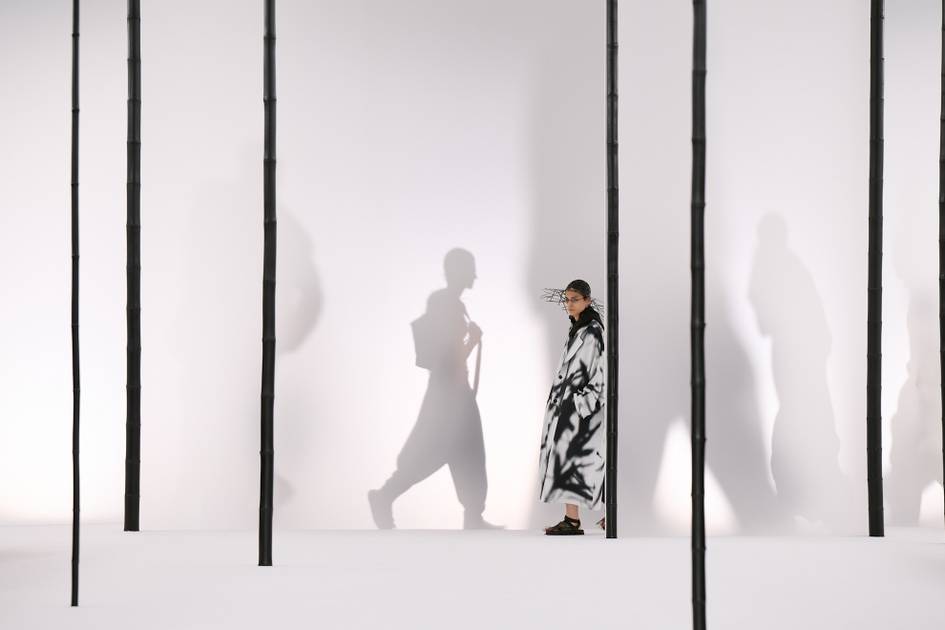 Sarah-Burton-enth-llt-erste-Herrenkollektion-f-r-Givenchy-und-Issey-Miyake-feiert-Bambus