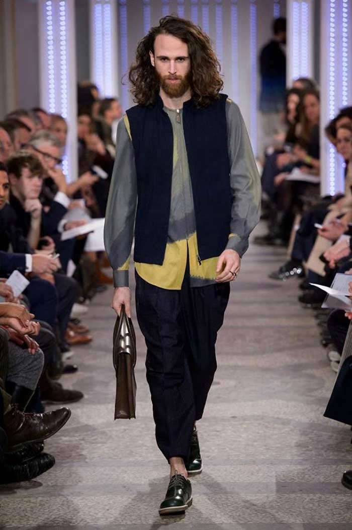 El diseñador indio Suketdhir gana del Premio Internacional Woolmark de Moda Masculina