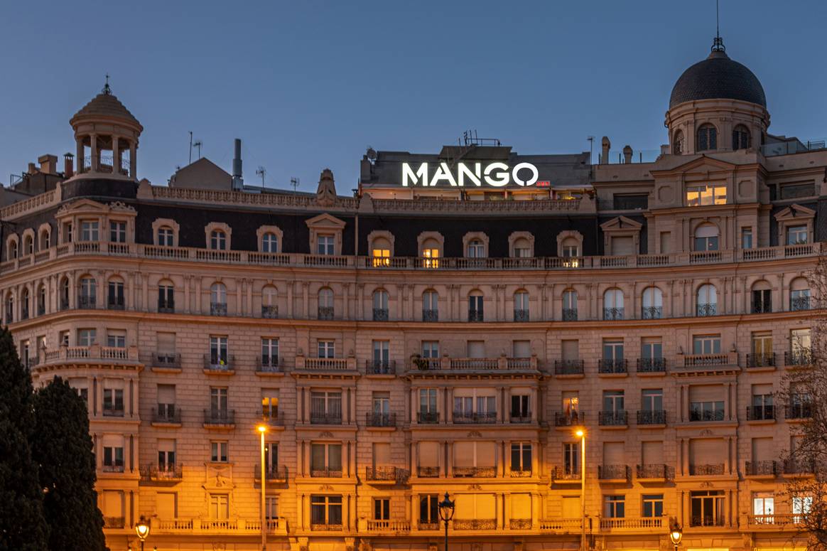 Mango affiche son logo sur les hauteurs de Barcelone