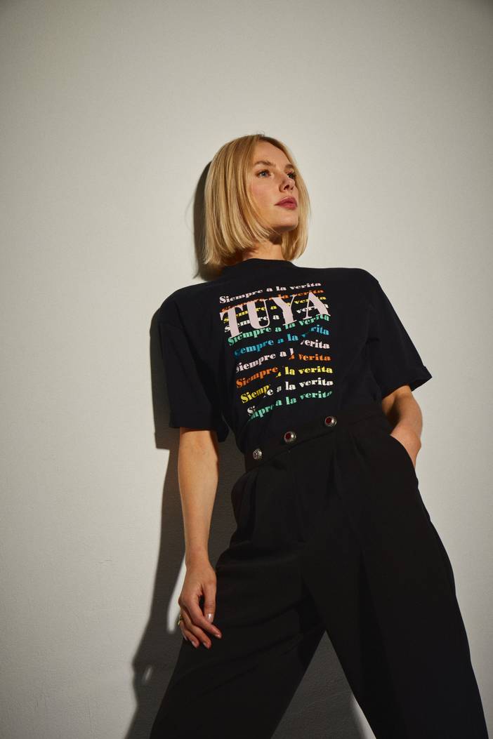 Camiseta Negra Siempre a la Verita Tuya | Dolores Promesas