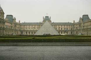 Louis Vuitton inaugura la Semana de la Moda masculina desde el Louvre