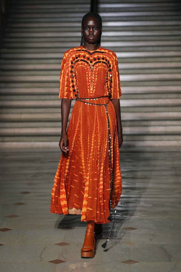 Burnt orange, ofwel gebrand oranje, gespot op de catwalk bij Altazurra. Beeld: Altazurra AW22 via Catwalkpictures.com