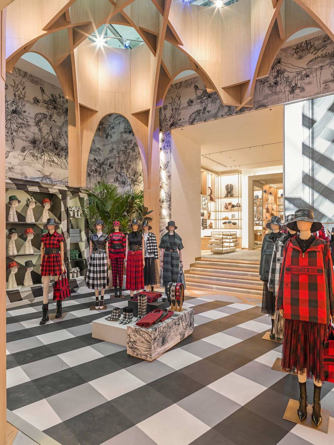 Visite de la nouvelle adresse Dior sur les Champs-Élysées