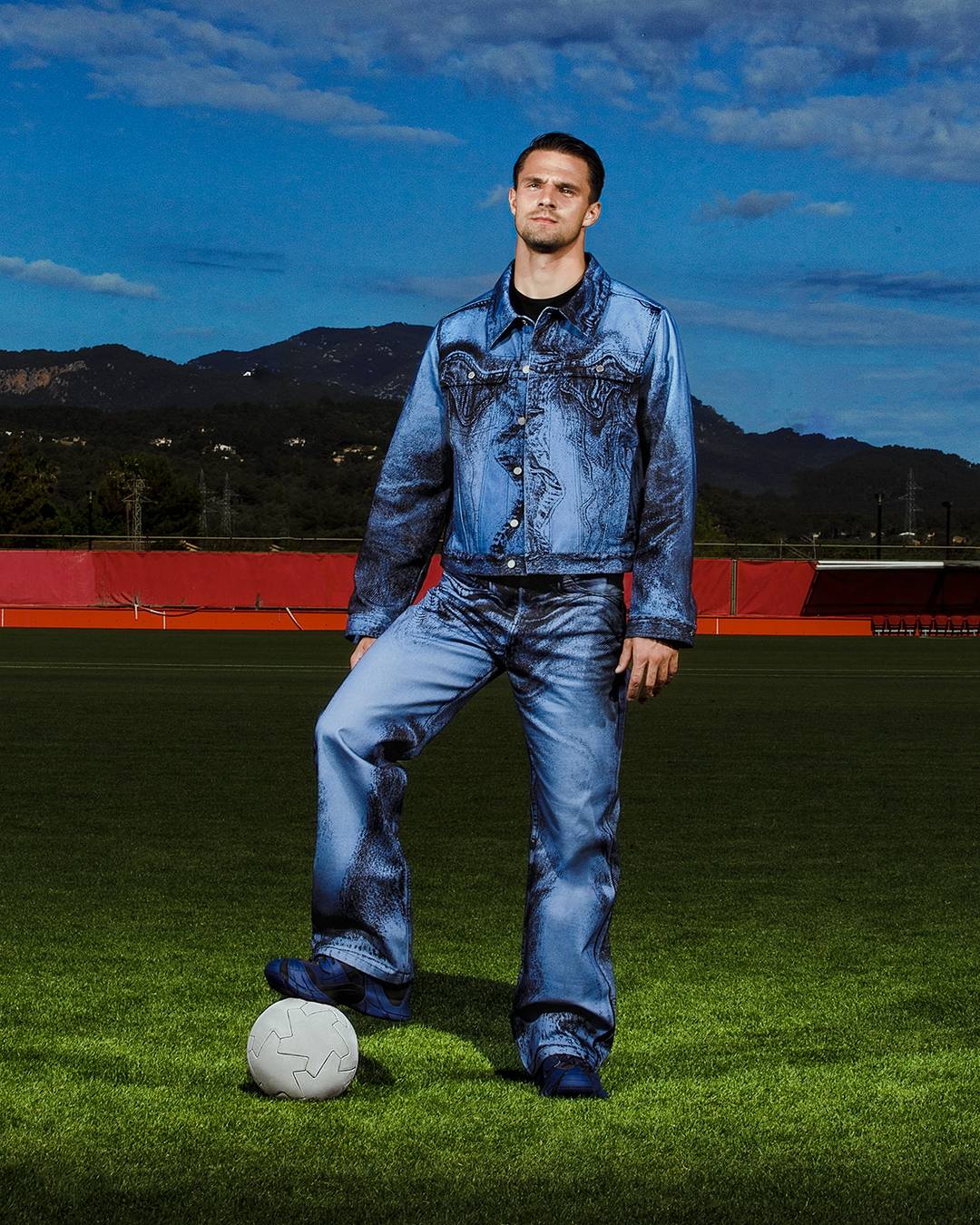 Jugador del RCD Mallorca como protagonista de la campaña de Camperlab de la colección Primavera/Verano 2025.