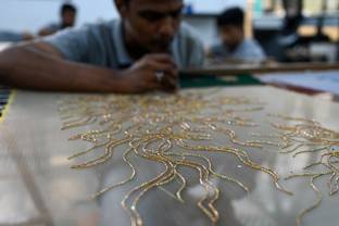 La discreta labor de los bordadores de Bombay que conquista la Alta Costura de París
