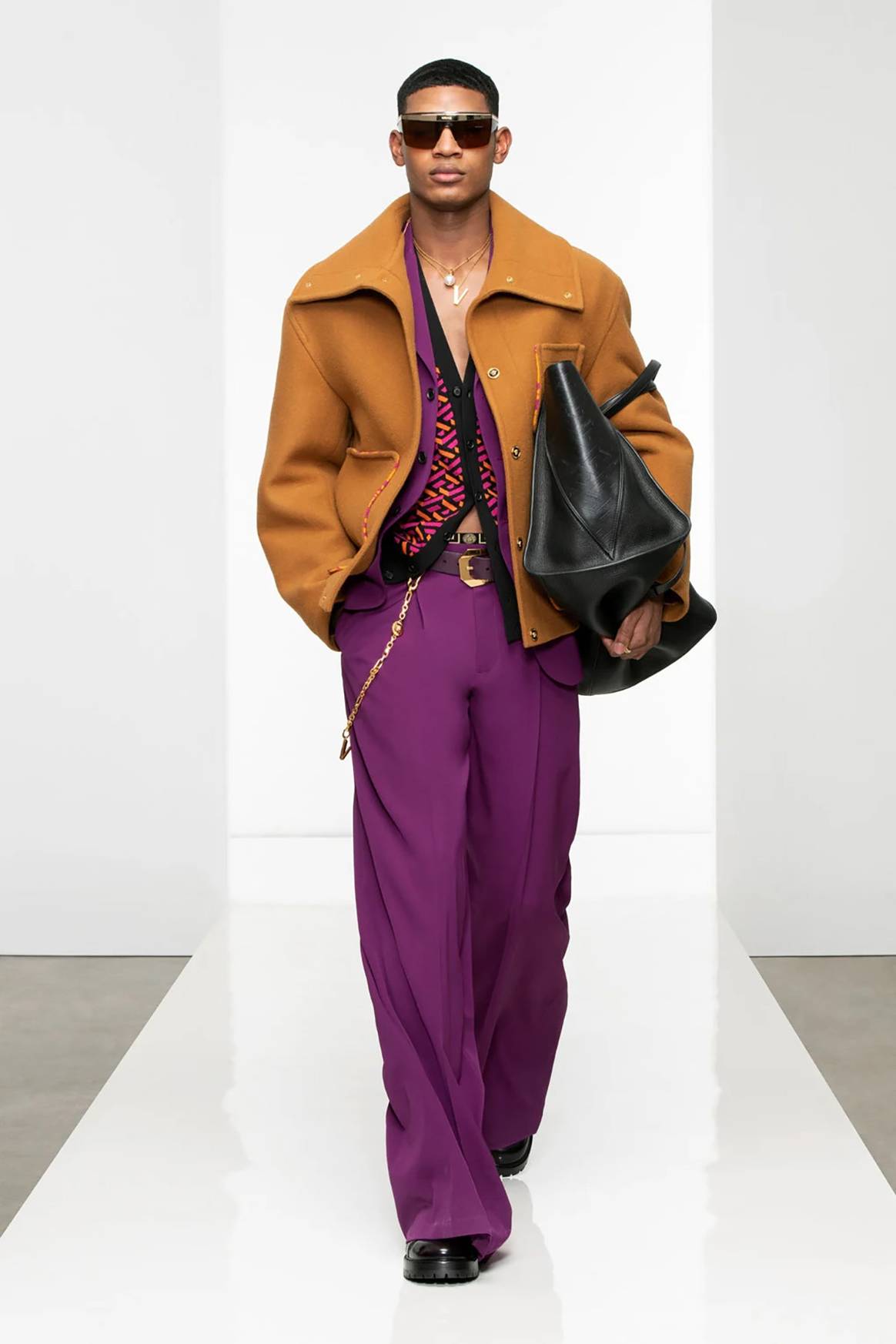 Photo Credits: Versace, colección masculina para la temporada Otoño/Invierno 2022/2023 FW22. Versace, página oficial.