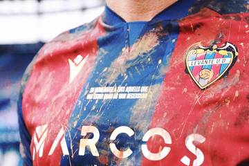 El Levante UD saca a subasta sus camisetas “embarradas” para recaudar fondos para los afectados por la DANA