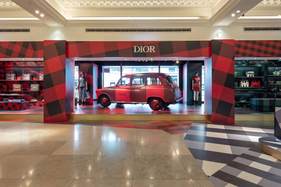 Binnenkijken bij de pop-up winkel van Dior in Harrods