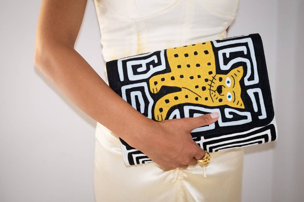 Bolso diseñado por Mola Sasa, elaborado por las mujeres Kuna de Colombia