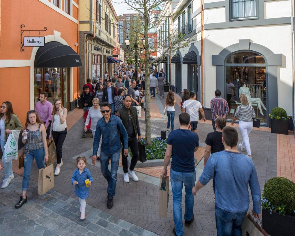 Mehr als 200 begehrte Luxus- und Lifestyle-Marken präsentieren sich im McArthurGlen Designer Outlet Roermond auf insgesamt 46.700m m² Verkaufsfläche. Die Gruppe betreibt derzeit 24 McArthurGlen Designer Outlets in neun Ländern: Belgien, Deutschland, Frankreich, Griechenland, Italien, Kanada, den Niederlanden, Österreich und im Vereinigten Königreich.  2016 hieß McArthurGlen fast 90 Millionen Besucher in seinen Outlets willkommen. Damit ist es nach eigener Aussage das am schnellsten wachsende Designer Outlet-Business in Europa.Bild: McArthurGlen