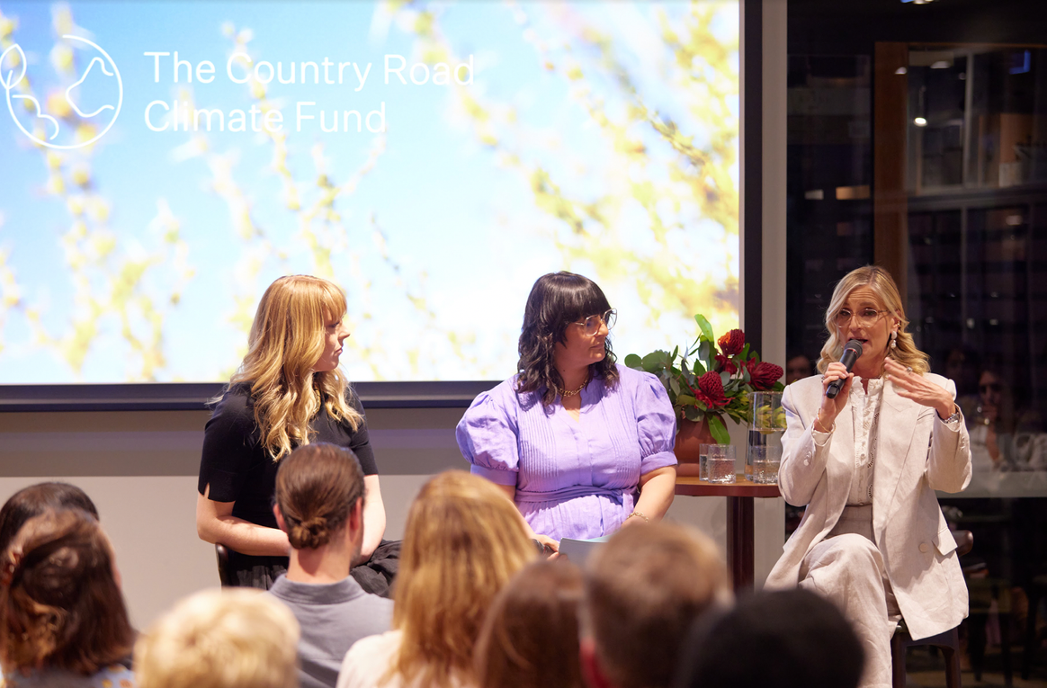 Fabia Pryor, Nachhaltigkeitsmanagerin bei Country Road, Lina Cabai, Marketingchefin bei Country Road, und Helen Crowley, Geschäftsführerin bei Pollination, beim Launch des Country Road Climate Funds (von links nach recht). Bild: Country Road
