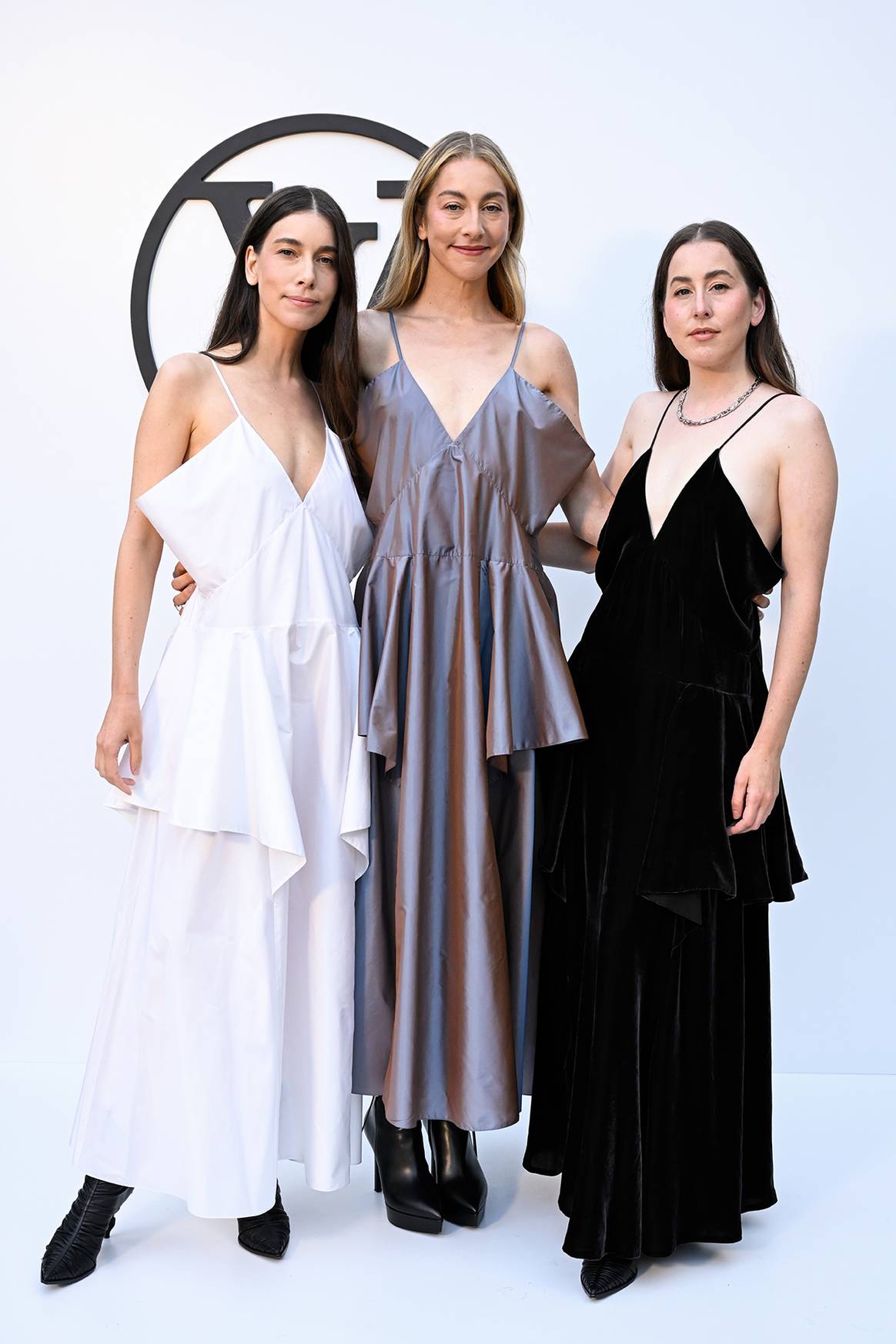 Este, Alana y Danielle, integrantes del grupo musical Haim, a su llegada al desfile de Louis Vuitton en Barcelona.