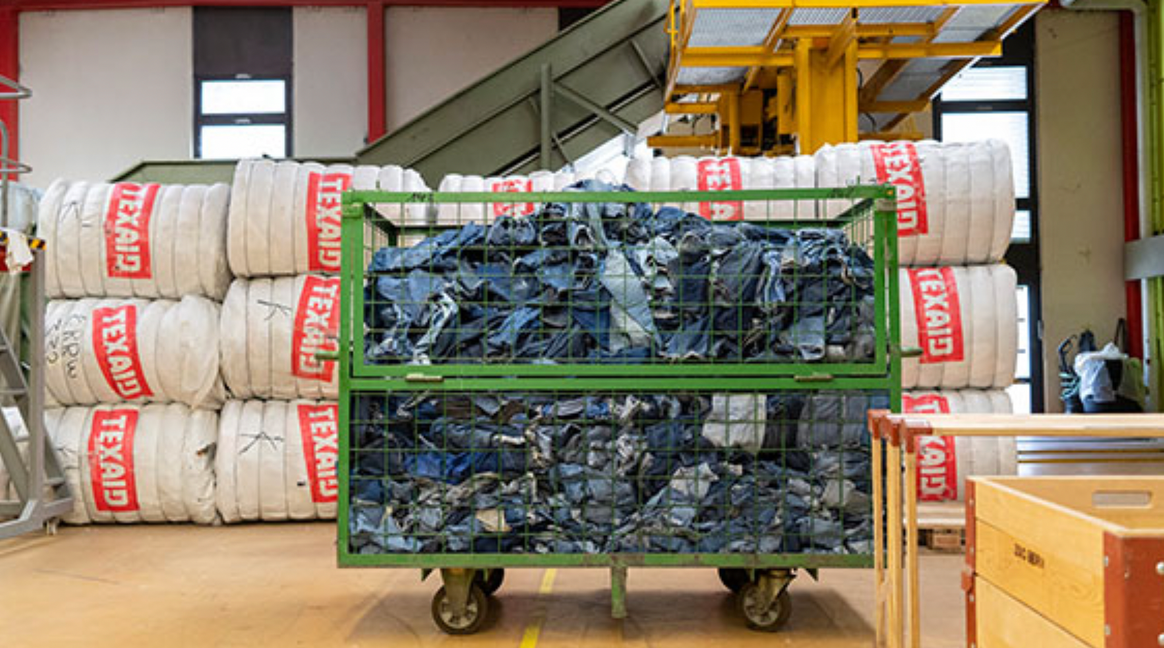 Alte Jeans, die zu Pullovern (siehe erstes Bild) verarbeitet wurden. Bild: Texaid