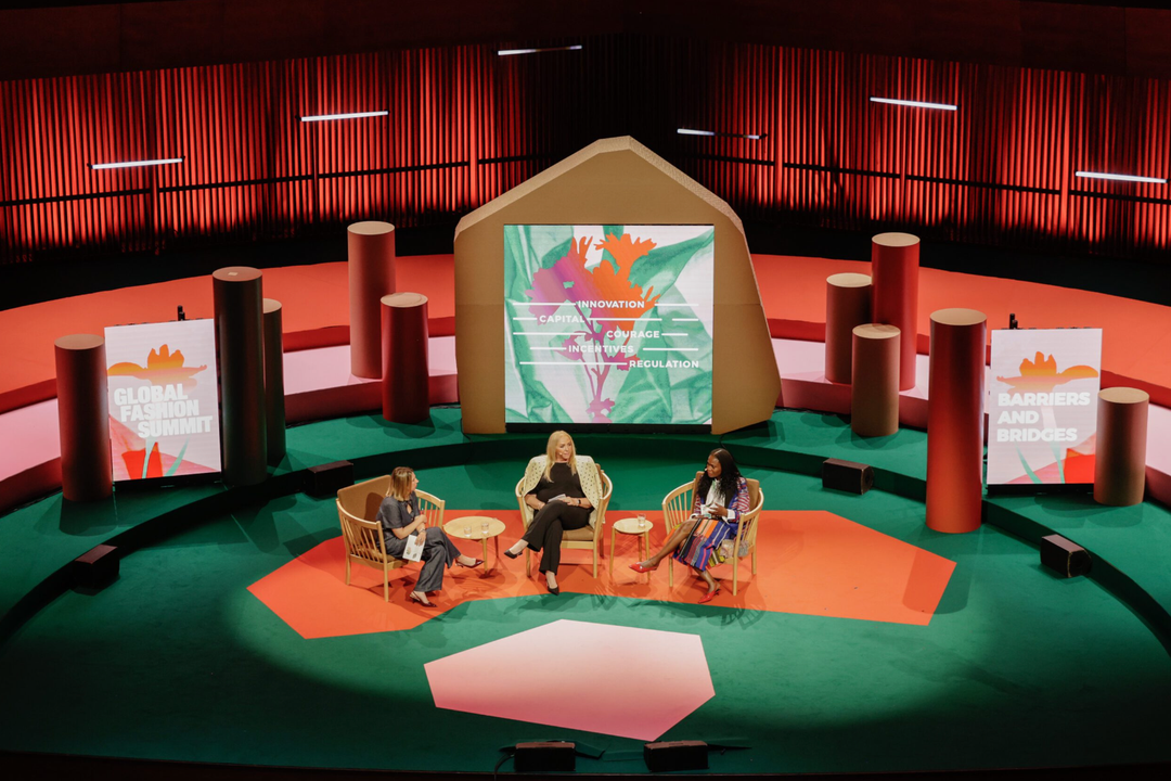 Een paneldiscussie over hoe je ‘voorbij modecategorieën’ kunt gaan met H&M’s duurzaamheidsdirecteur Leyla Ertur (midden), Omoyemi Akerele, oprichter en CEO van Lagos Fashion Week (rechts) en moderator Maria Luisa Martinez Diez, VP Public Affairs van GFA.