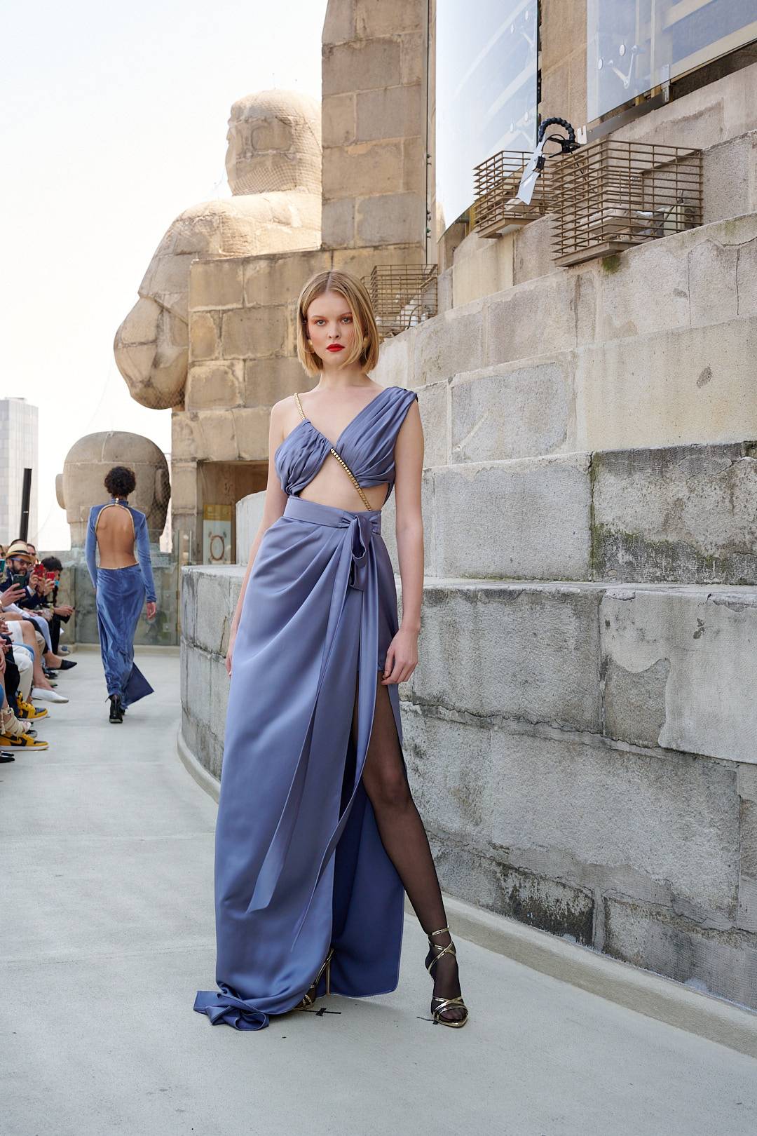 Vestidos de noche con pronunciadas aberturas.