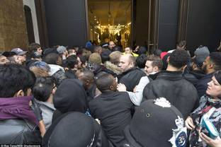 Balmain x H&M : « Certains ont dormi là, ils font la queue depuis 21h »