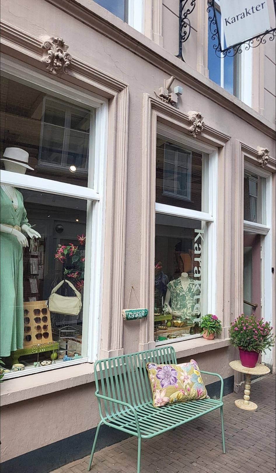 Met haar frambooskleurige gevel springt conceptstore Karakter meteen in het oog. Binnen vind je een kleurrijke mix van kleding, sieraden, accessoires en woonitems, veelal fairtrade.