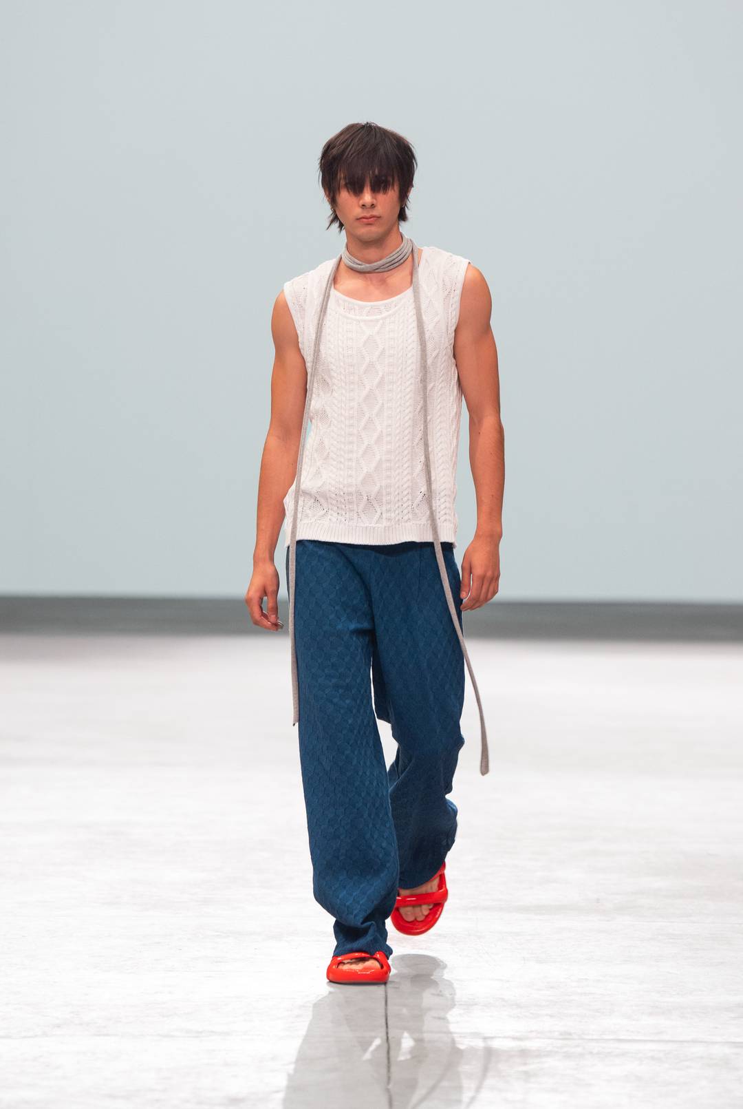 La propuesta de moda atemporal y minimalista coloca su encanto en los detalles, como el juego de los patrones.