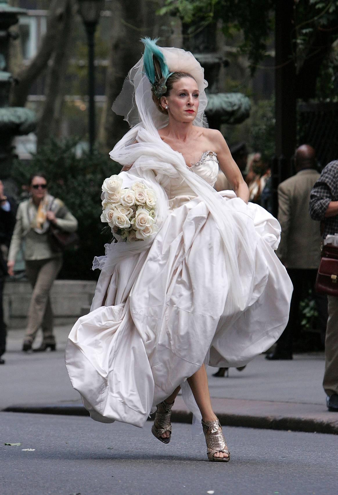 Sarah Jessica Parker wearing a  Vivienne Westwood wedding gown  on the set of Sex and the City: The  Movie, New York City, 12 October  2007.