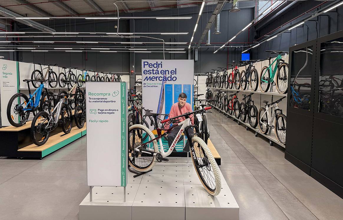 “Pro shop” circular en la tienda de Decathlon de Rivas-Vaciamadrid, Madrid (España).