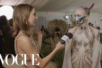 Video: Grimes in Iris van Herpen voor Met Gala 2021