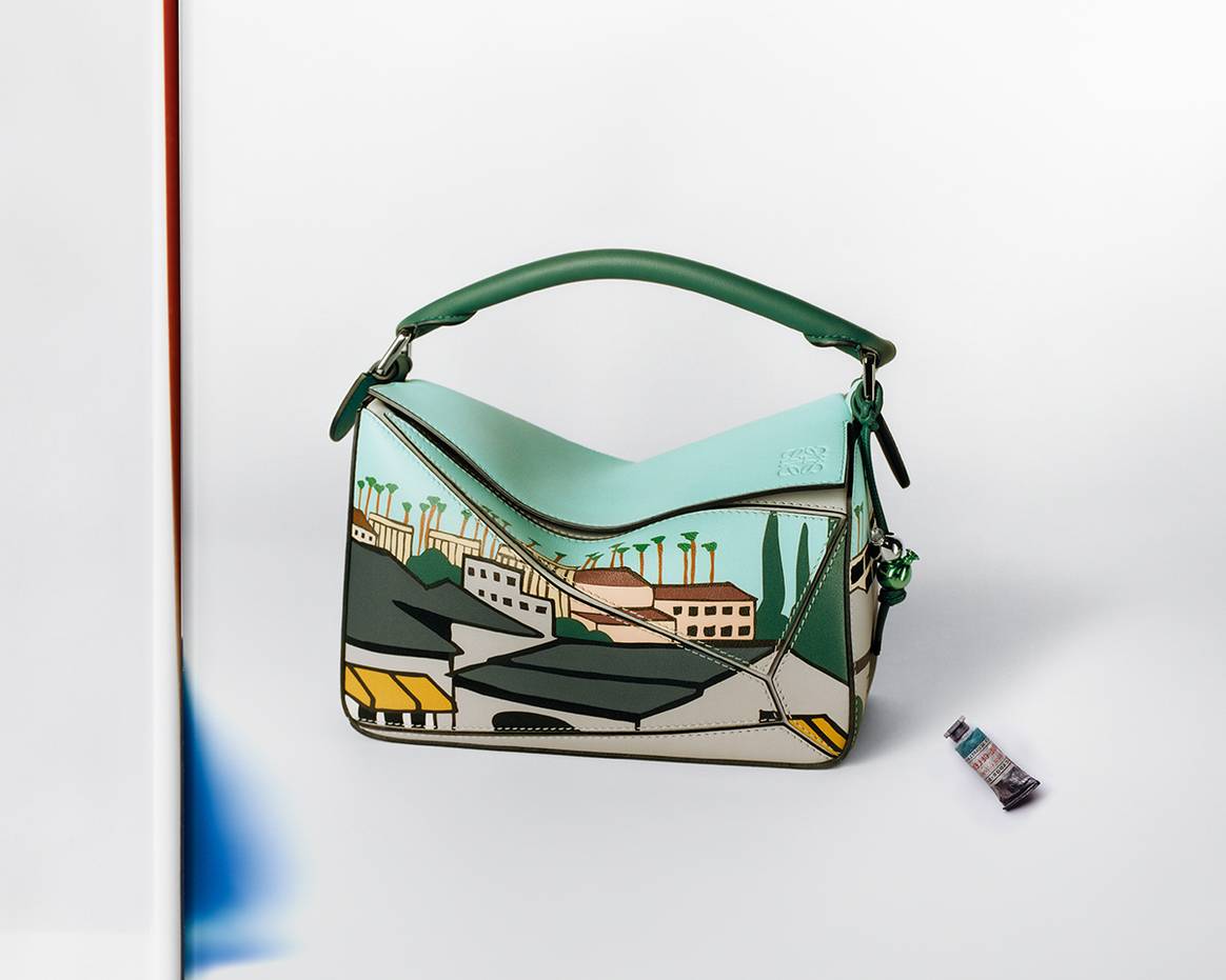 Modelo de la colección cápsula de aniversario “Puzzle 10” de Loewe por los 10 años del lanzamiento del bolso Puzzle.
