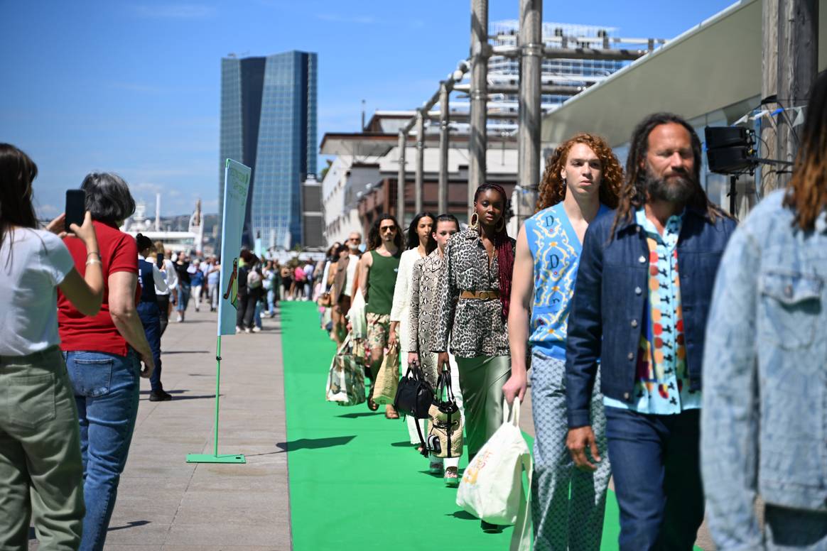 Défilé de mode organisé par Le Printemps, à l'occasion de la célébration des dix ans du centre commercial Les Terrasses du Port.