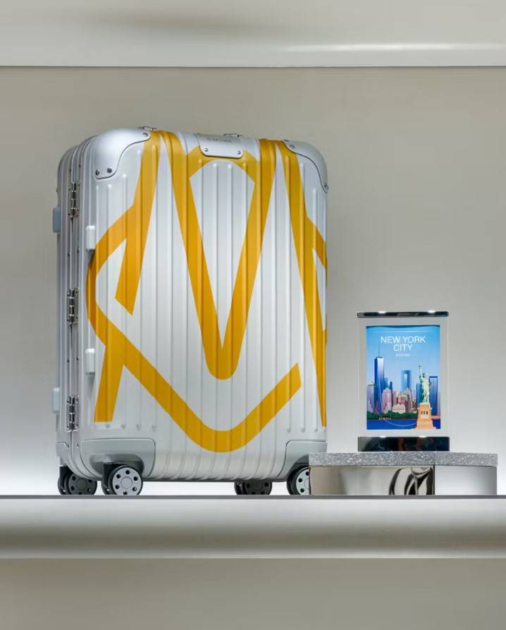 Monogram oversize avec des motifs en jaune vif, en référence aux célèbres taxis et à la vie nocturne new-yorkaise, conçu exclusivement pour cette nouvelle boutique Rimowa.