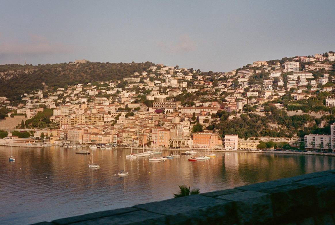 Vista de la bahía de la localidad francesa de Villefranche-sur-Mer, en la Costa Azul (Francia).