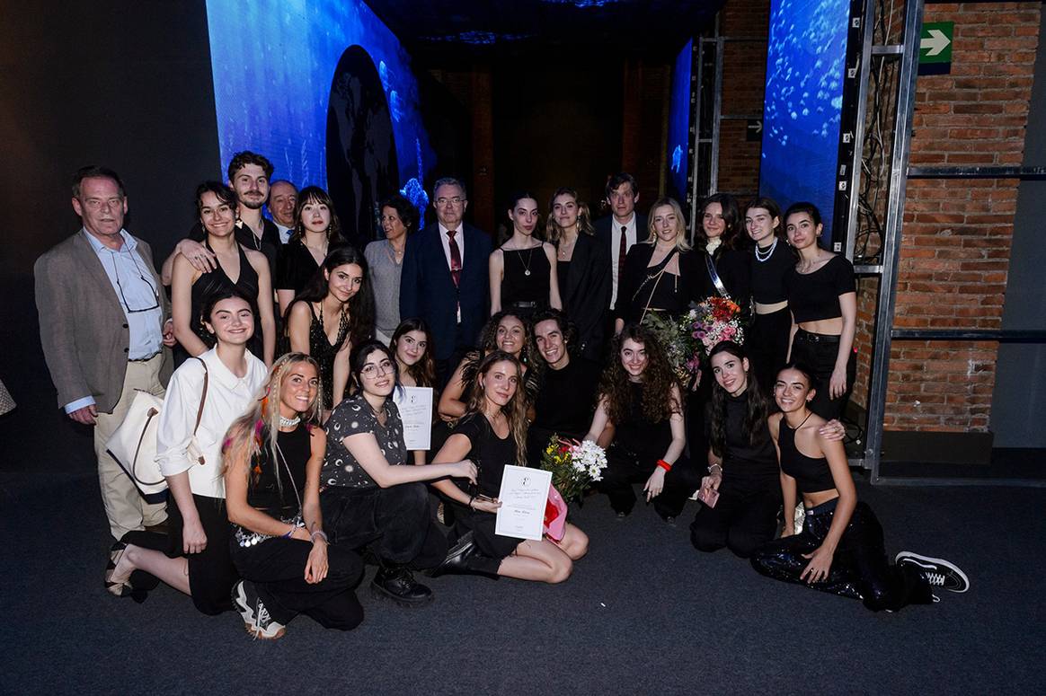 Créditos: Fotografía de familia con los estudiantes recién graduados del CSDMM que han participado en el desfile “Opening Night 2023”.