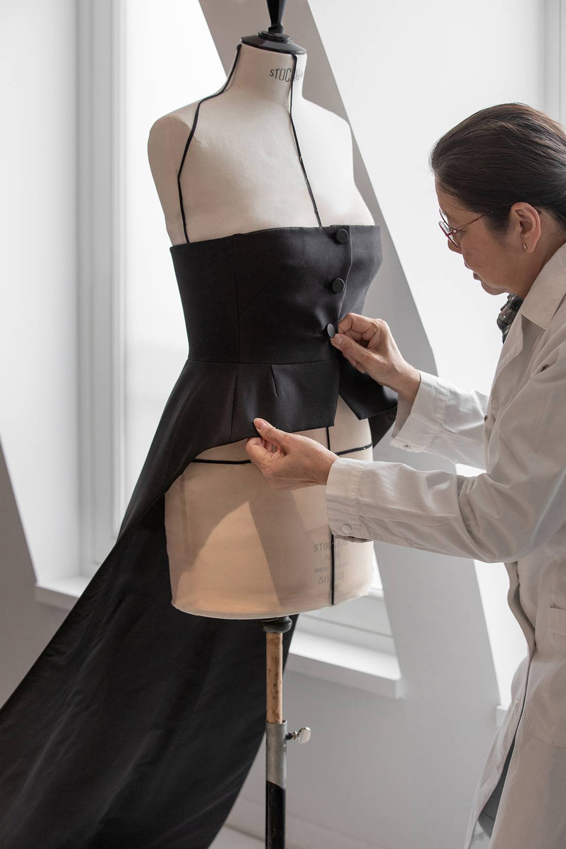 Fase de confección en taller del diseño de Dior de Rosalía para la Gala del Met de 2024.