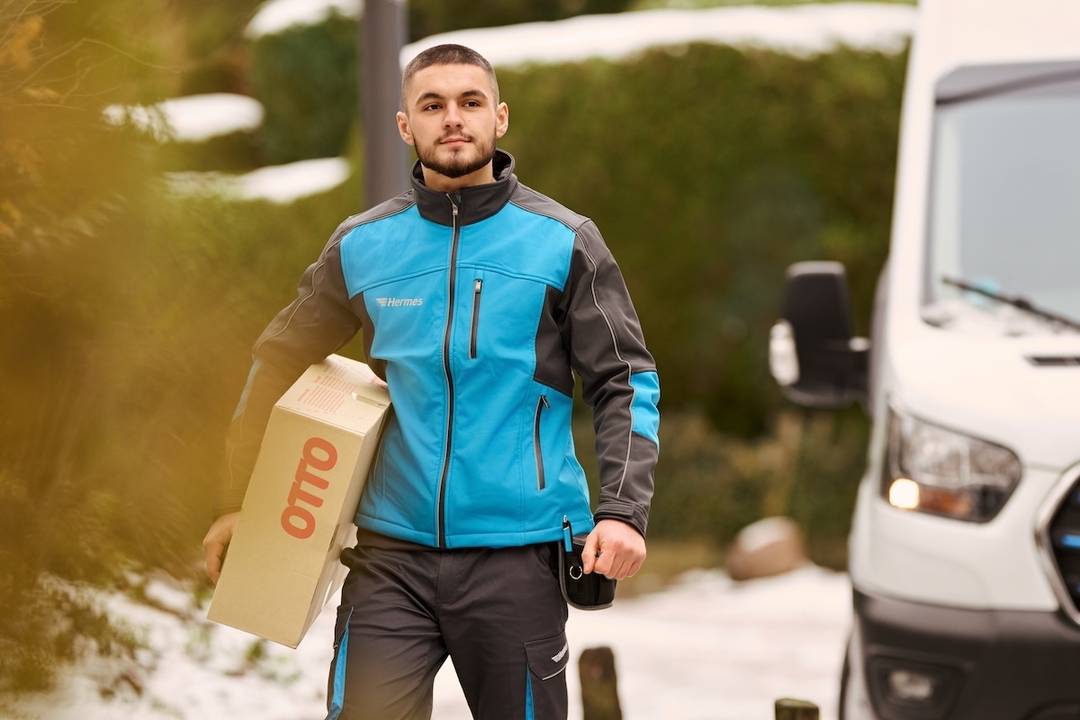Zusteller mit einem Otto-Paket