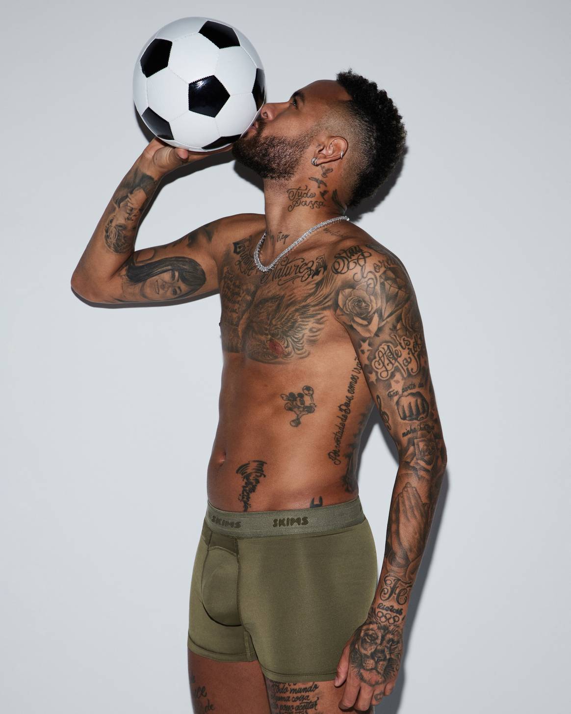 Neymar Jr pose pour Skims Mens