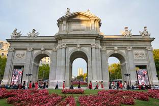 Un desfile en La Puerta de Alcalá abre la Semana de la Moda de Madrid