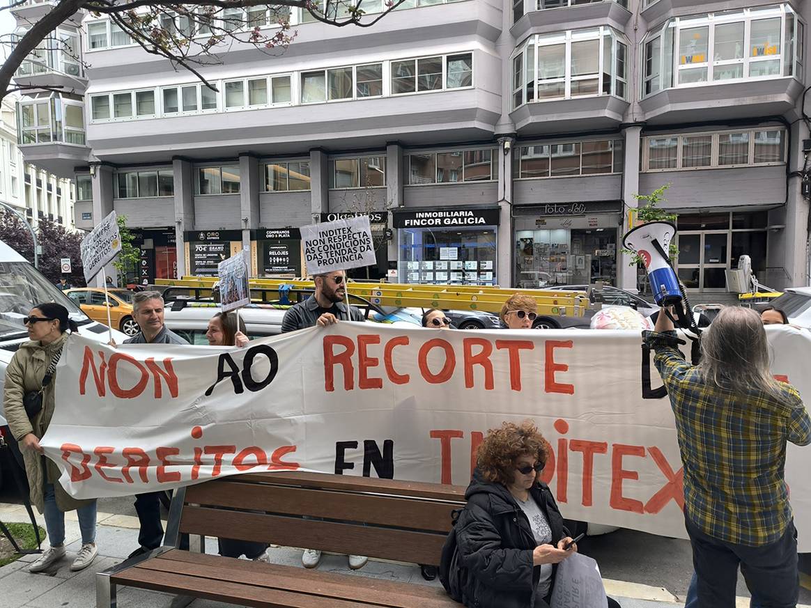Protesta de los trabajadores de tienda de Inditex frente a la tienda de Zara de la calle Juan Flórez de La Coruña el 9 de mayo de 2025.
