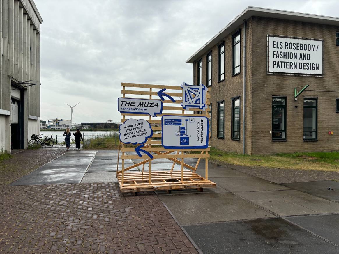 Bord met informatie over 'The Muza' met twee verdiepingen.