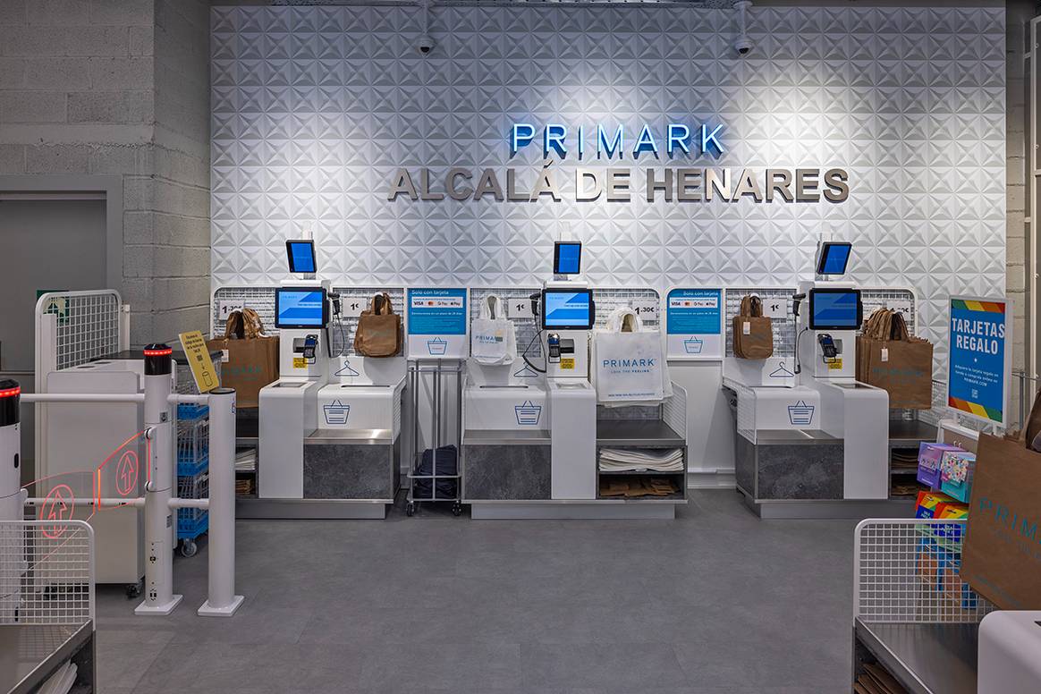 Tienda de Primark en el centro comercial Alcalá Magna de Alcalá de Henares, Madrid (España).