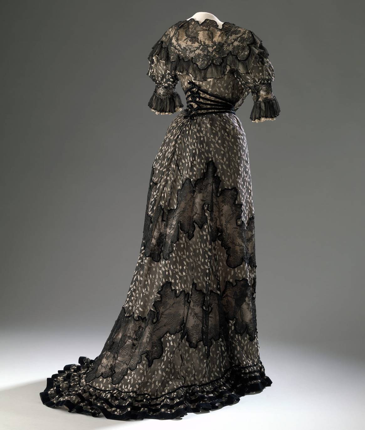Van crinolinejapon tot collector’s sneaker: Fashion Statements in Amsterdam Museum