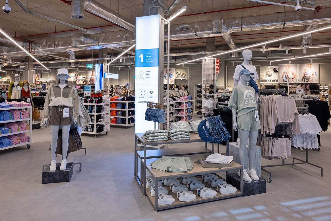 Tienda de Primark en el centro comercial Alcalá Magna de Alcalá de Henares, Madrid (España).