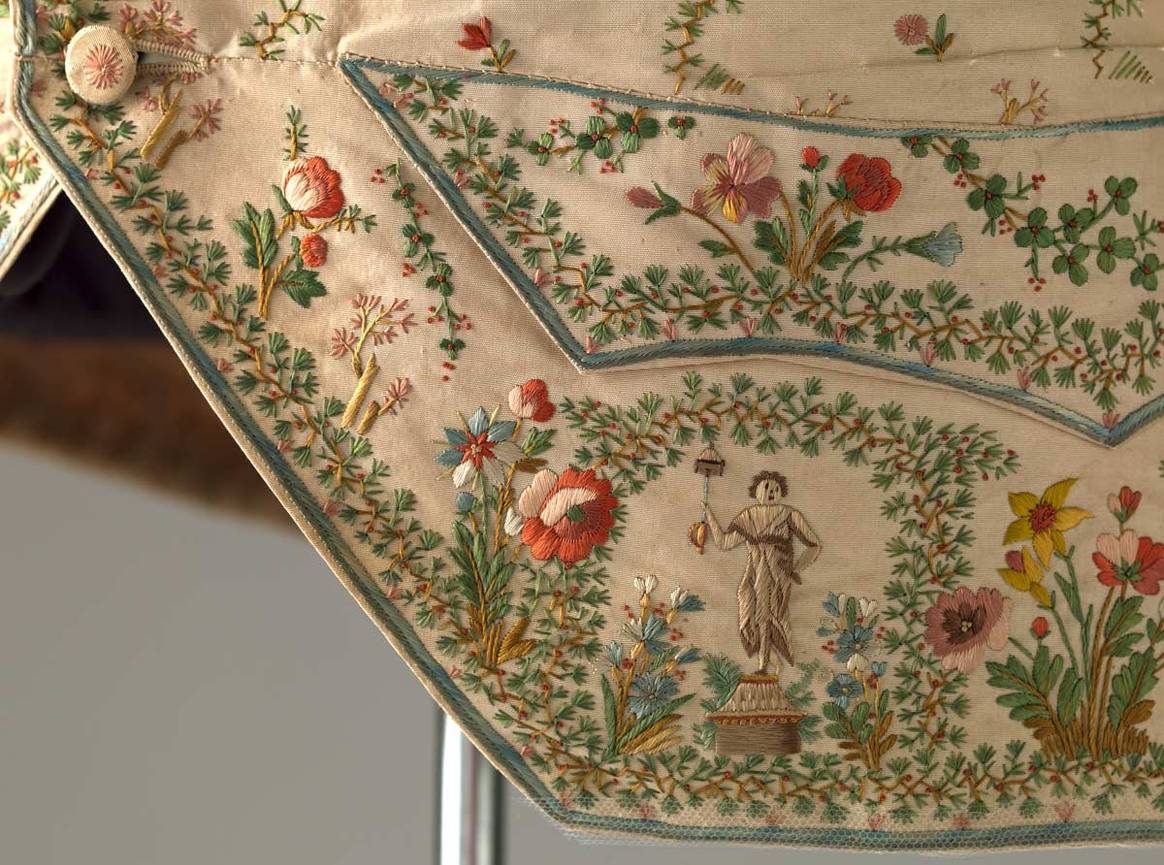 Van crinolinejapon tot collector’s sneaker: Fashion Statements in Amsterdam Museum