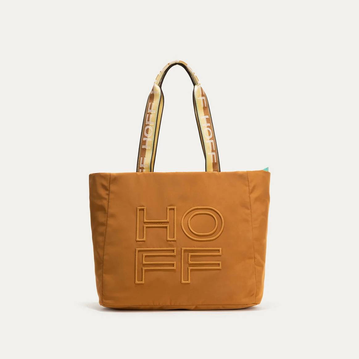 Photo Credits: Modelo de bolso de la nueva y primera colección de bolsos de Hoff. Hoff, página oficial.