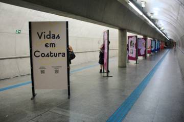 Exposição Vidas em Costura - no metrô paulista - mostra os desafios de 12 criadores de moda