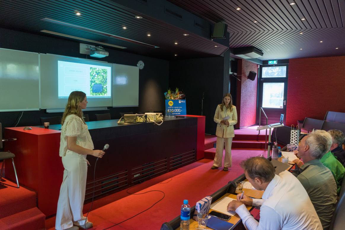 Credits: TMO-studenten Bibi en Caro presenteren hun concept MIMI Bags aan de vakjury.