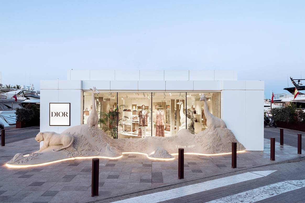 Photo Credits: Vista de la pop-up de Dior en Ibiza. Fotografía de cortesía, realizada por Raphael Dautigny.