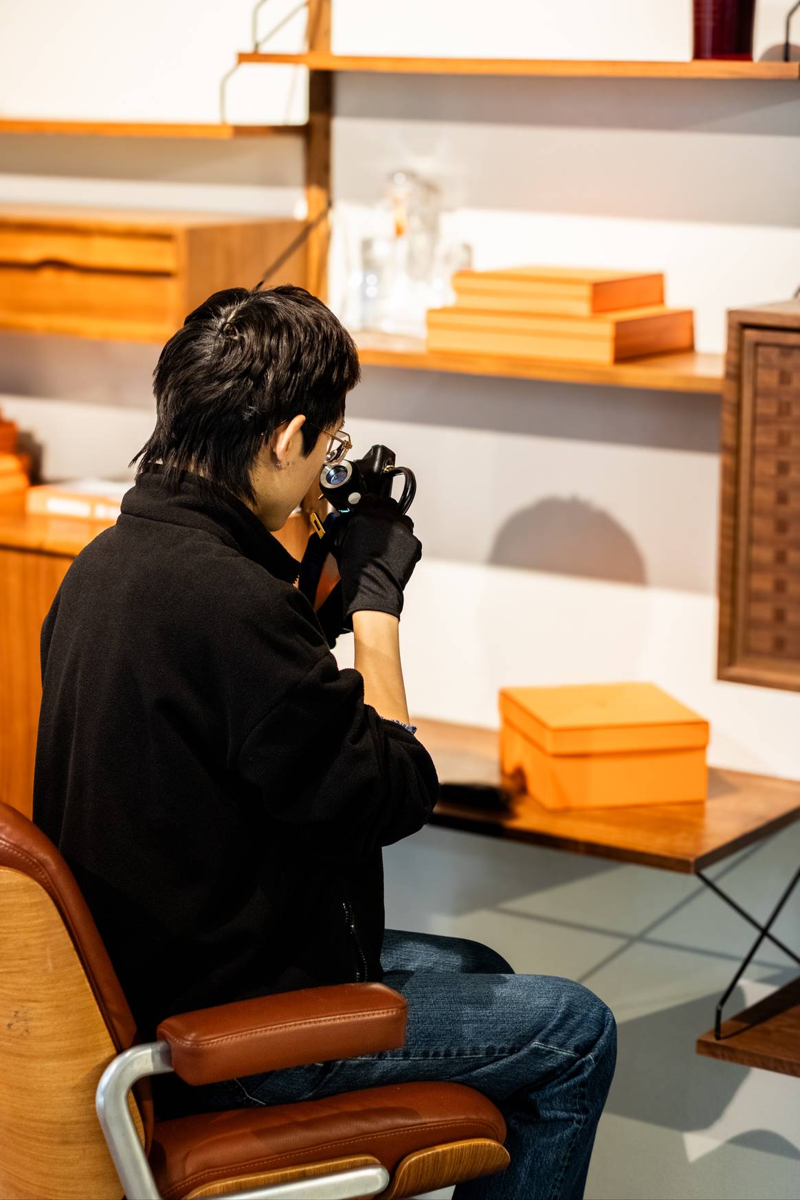 Het onderzoeken van luxe items gebeurt heel precies.