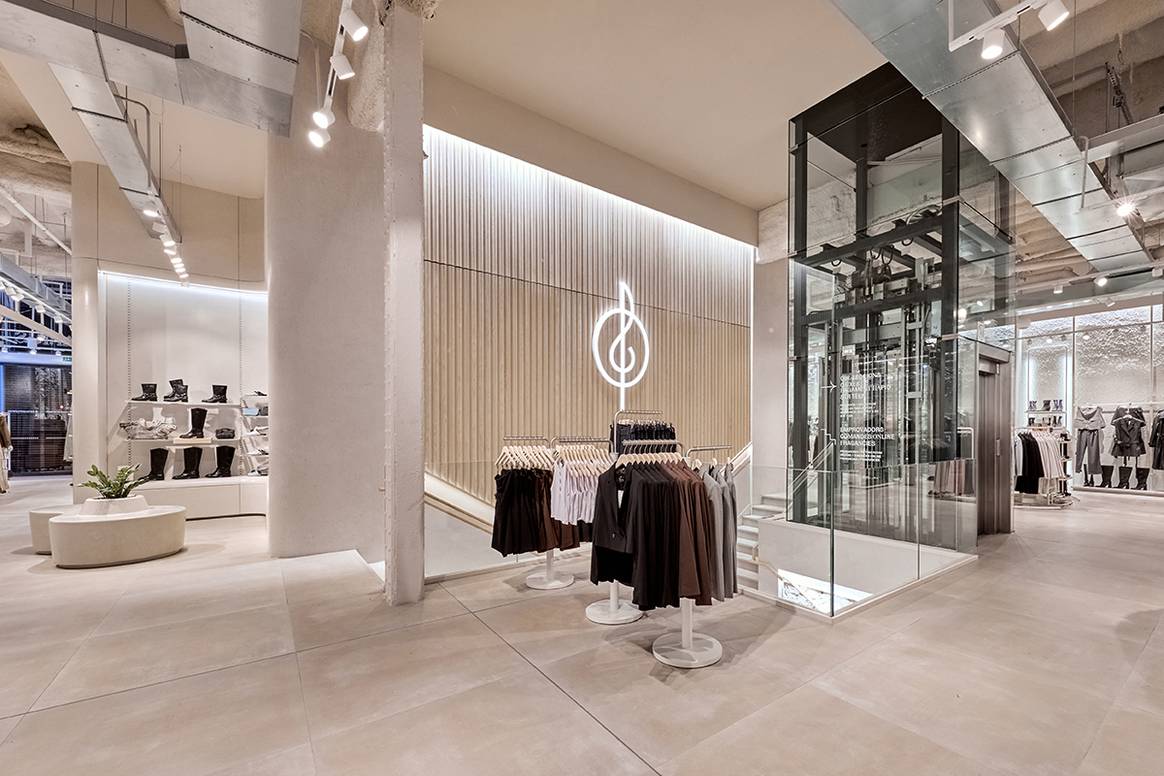 Nueva flagship store de Stradivarius en el número 3 del Paseo de Gracia de Barcelona, España.